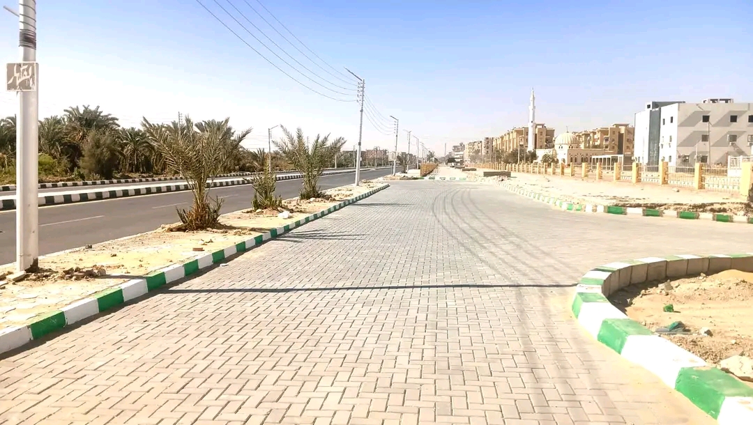 تنفيذ اعمال تجميل بمحيط مستشفى الداخلة