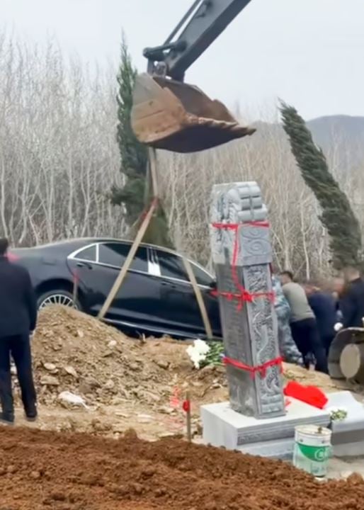 أثناء دفن السيارة