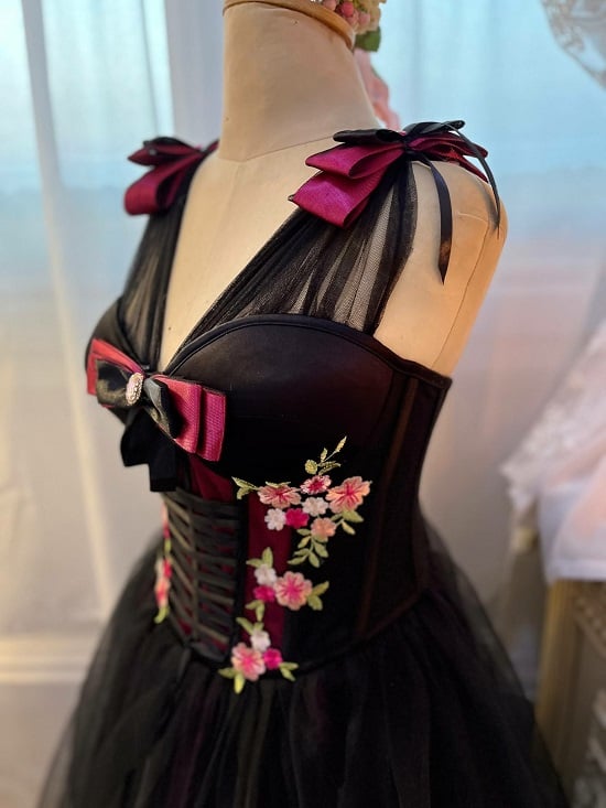 فستان أسود كلاسيكى