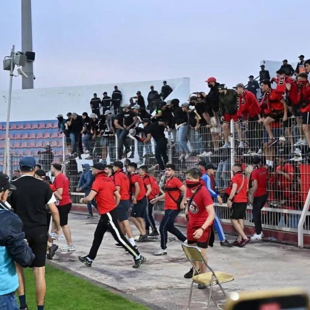 الجماهير في أرض الملعب