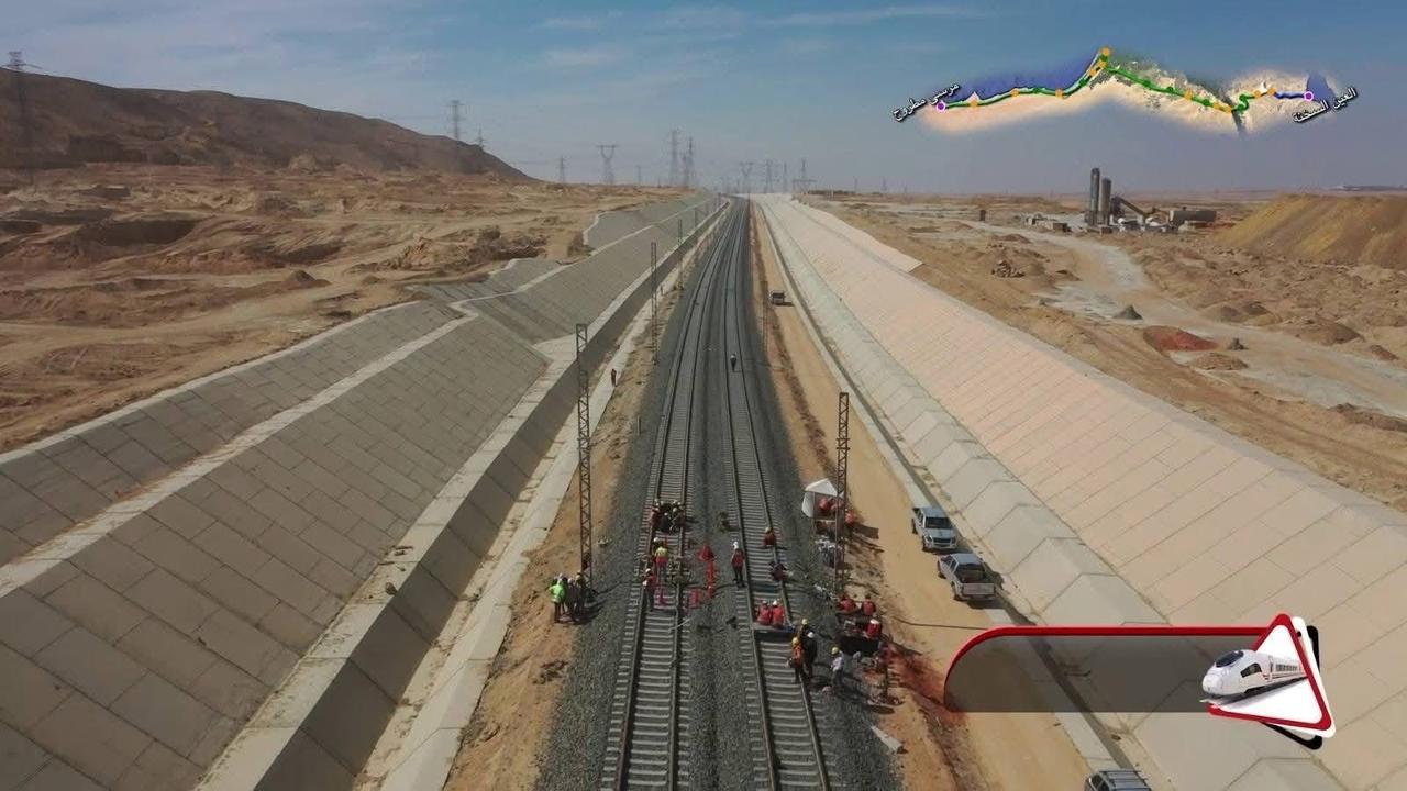 أعمال تنفيذ القطار السريع في قلب الصحراء.. ملحمة بناء مصر الجديدة