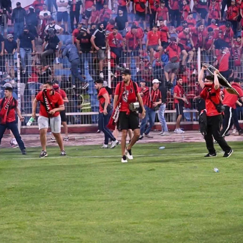 الجماهير تقتحم الملعب