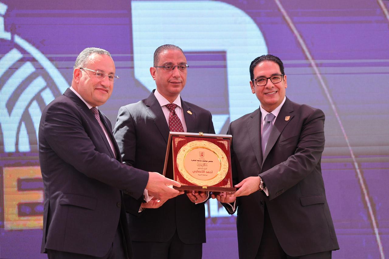  محافظ الجيزة يتسلم درع تكريم من وزير التعليم العالي ورئيس جامعة القاهرة
