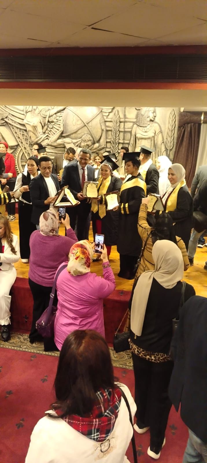 الزملاء المكرمون مع نقيب الصحفيين