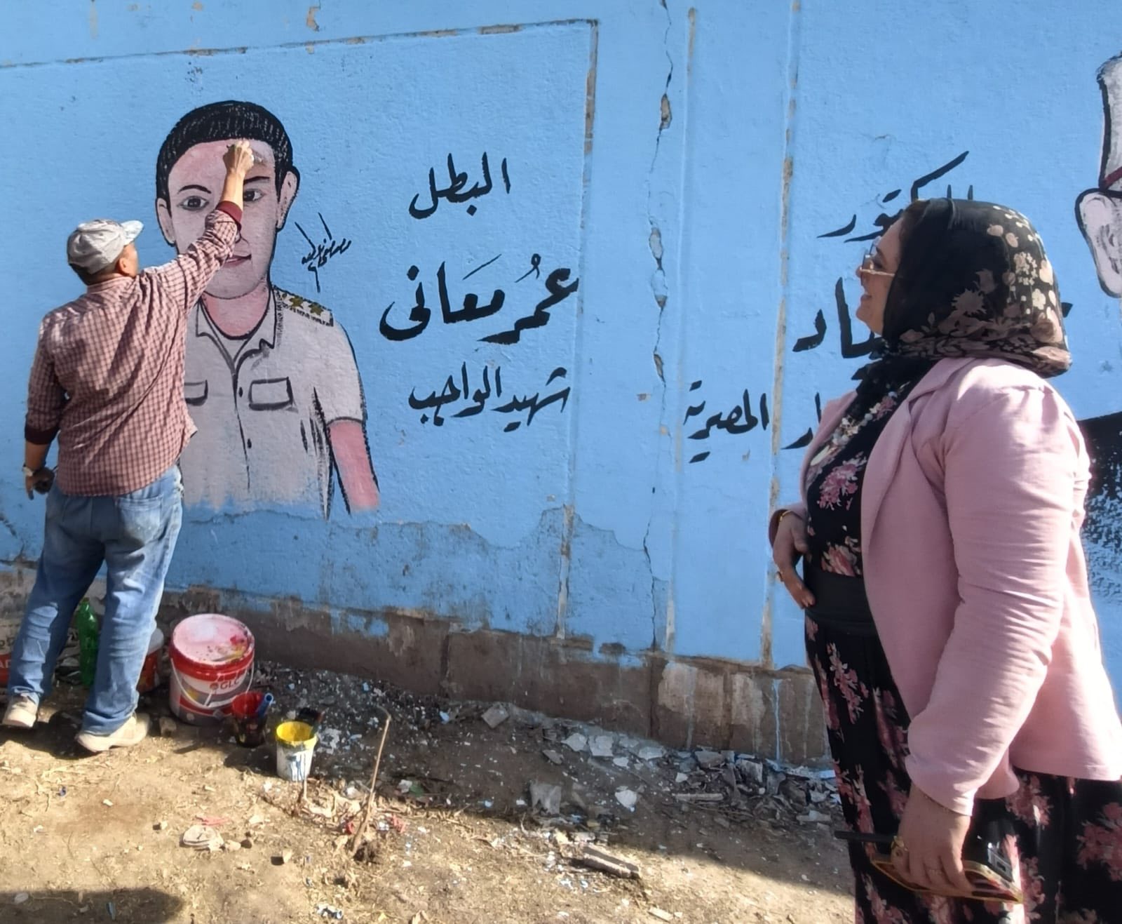 اهتمام بتززين الاسوار بصور الشخصيات العامة