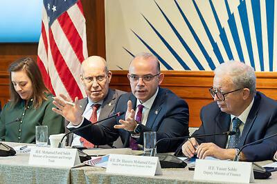 وزير الاستثمار والتجارة الخارجية يشارك في مائدة مستديرة بغرفة التجارة الأمريكية بواشنطن.. صور