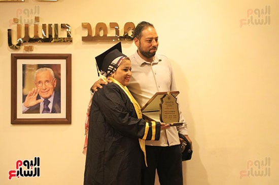 الزميلة دينا الحسينى خلال التكريم