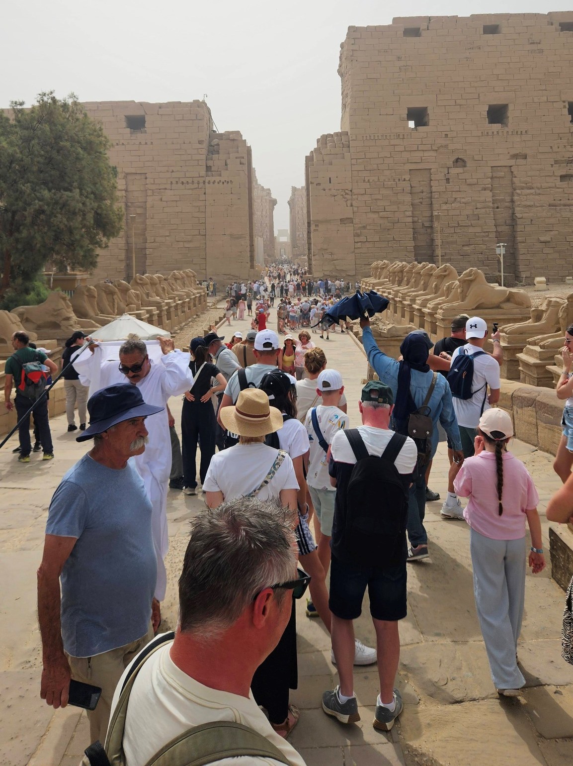 اقبال سياحي كبير فى قلب معابد الكرنك