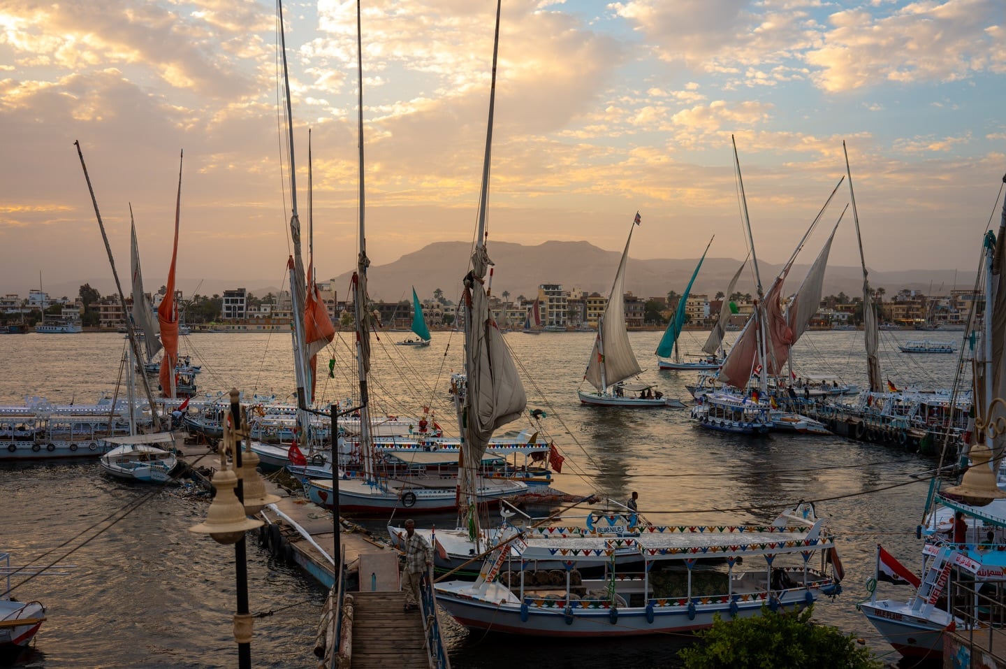 المراكب النيلية فى قلب مدينة الأقصر