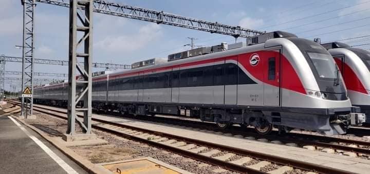 القطار الكهربائي الخفيف وهو يعبر بوابات مدن الشروق وبدر لخدمة آلاف الأسر