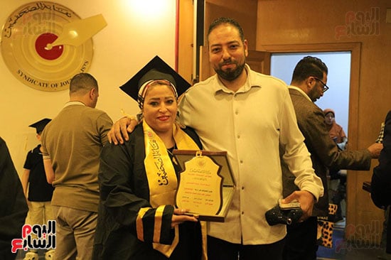 الزميلة دينا الحسينى وشقيقها