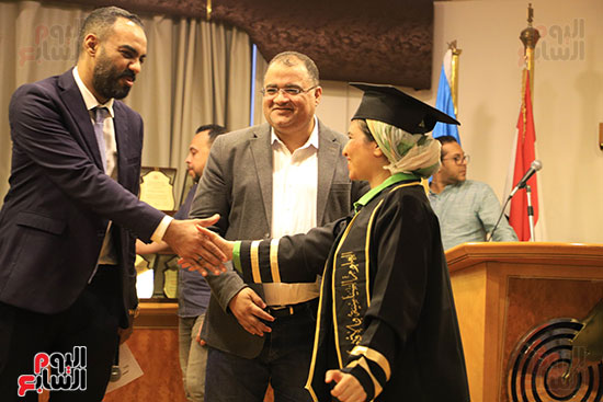 الزميلة ايمان مهنى تتلقى التكريم