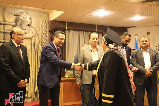 الزميلة دينا الحسينى و نقيب الصحفيين