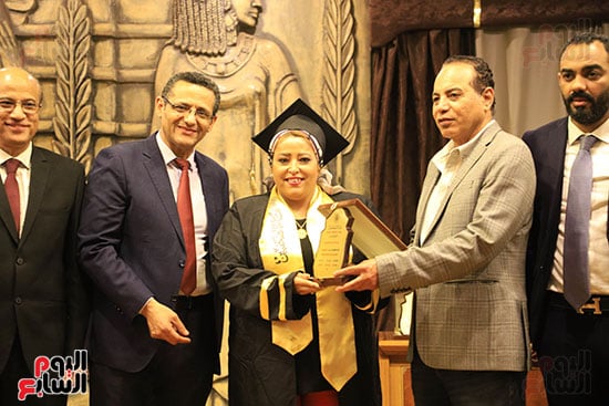 دينا الحسينى تتلقى التكريم