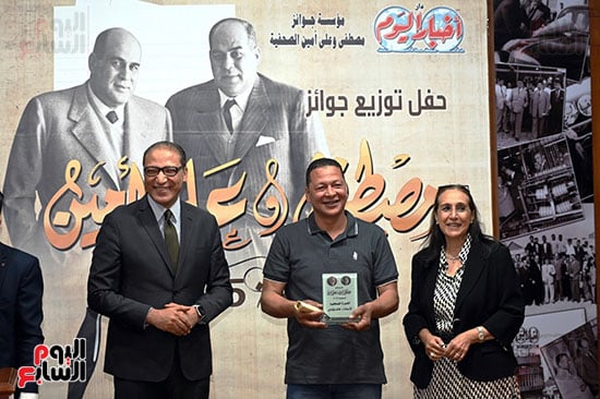 الكاتب الصحفى اسلام عفيفي يكرم الزميل خالد كامل