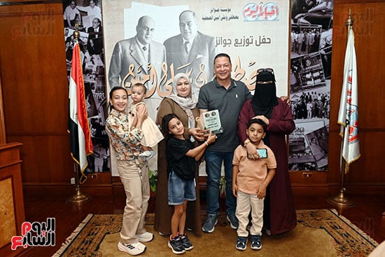 اسرة الزميل خالد كامل اثناء التكريم