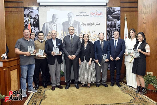 الفائزين ولجنة التحكيم