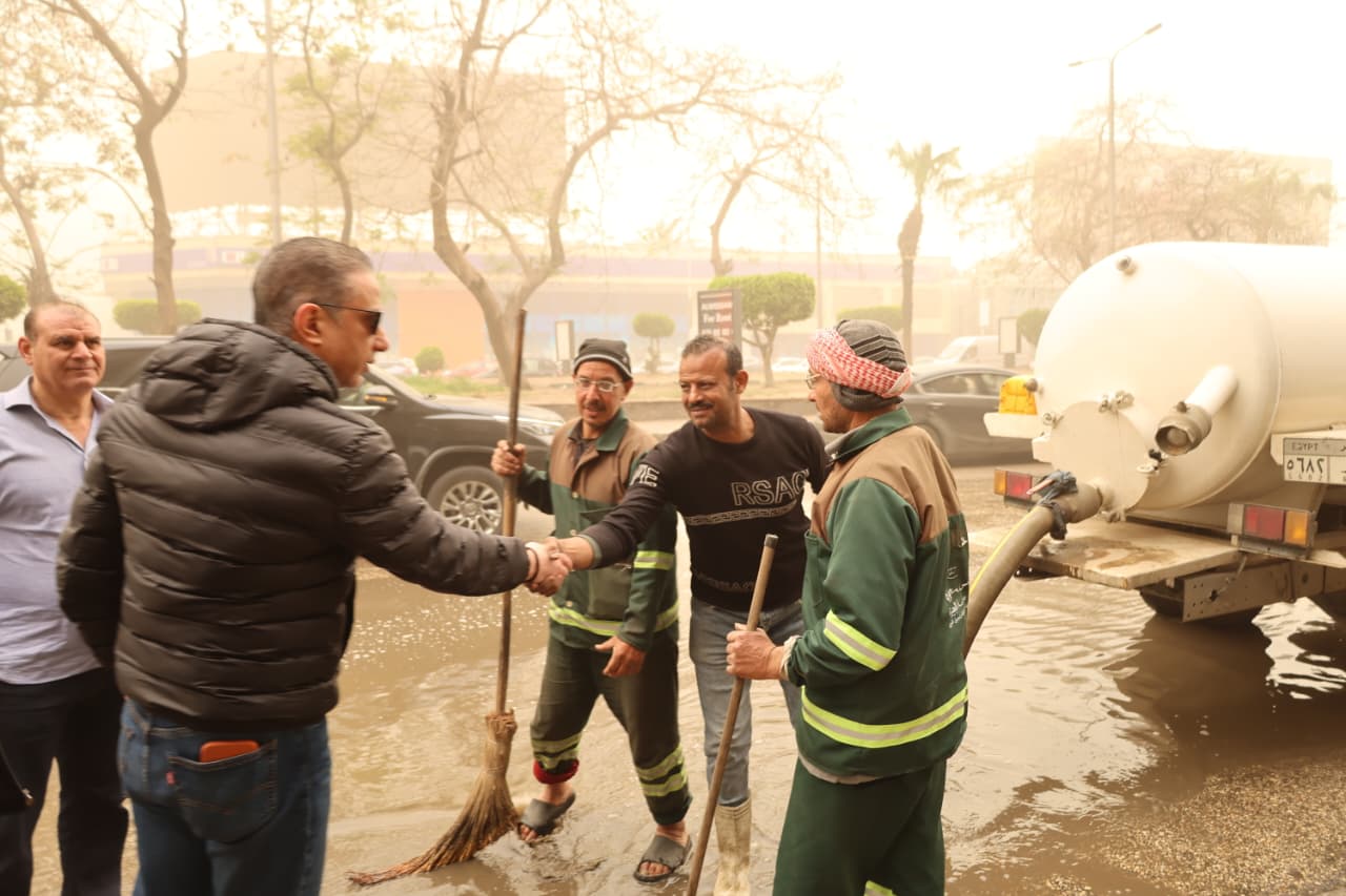 محافظ الجيزة يتفقد جهود شفط مياه الأمطار (4)