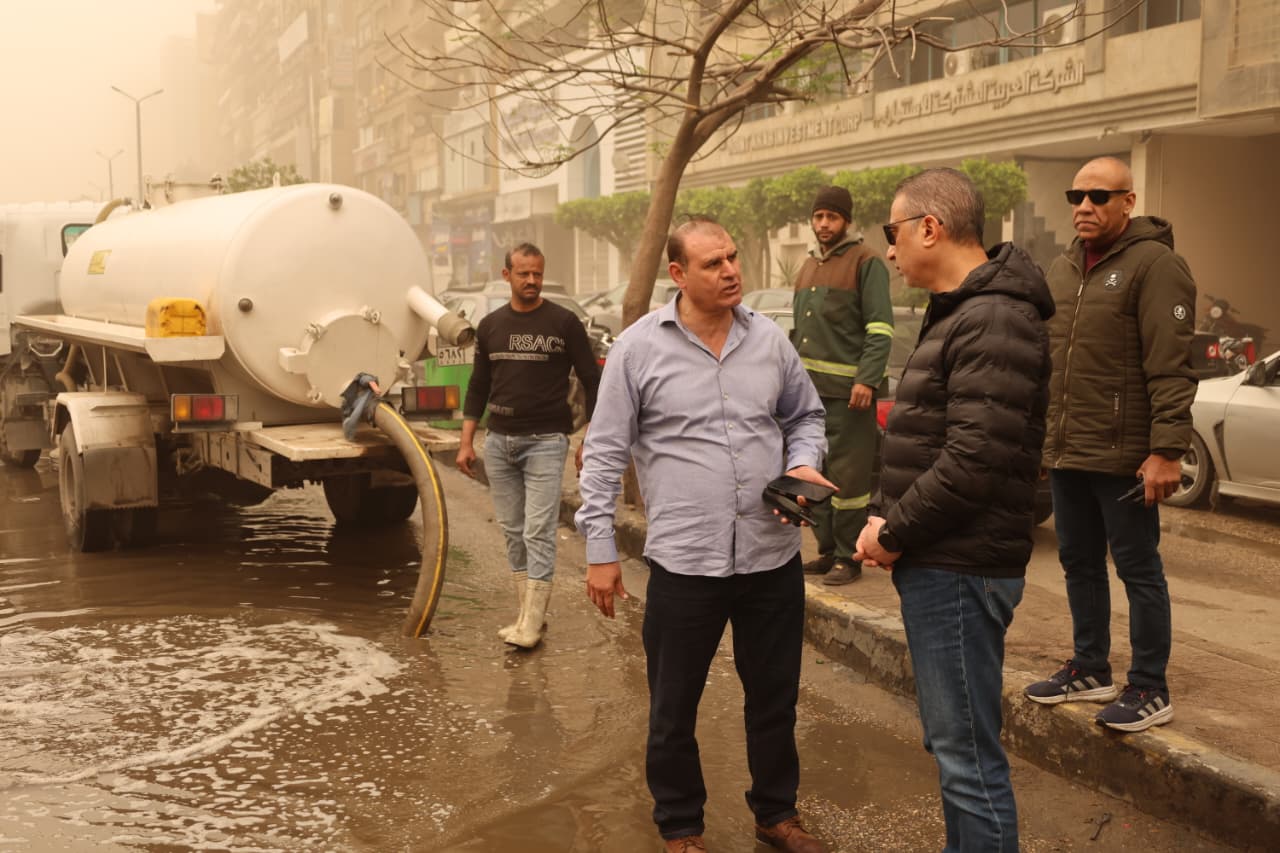 محافظ الجيزة يتفقد جهود شفط مياه الأمطار (1)