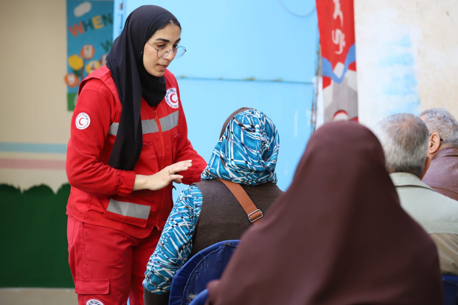 موظفة الهلال الأحمر