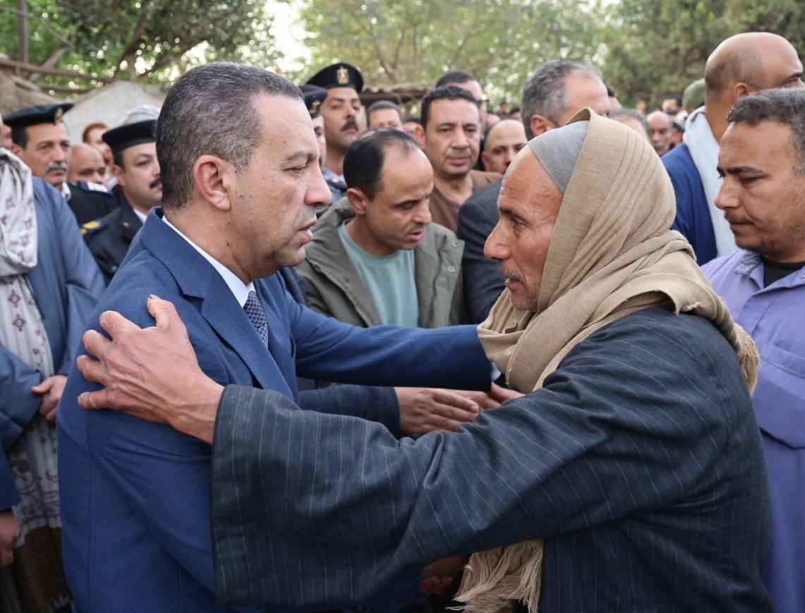 المحافظ يحتض احد أهالي الضحايا المحافظ يحتض احد أهالي الضحايا