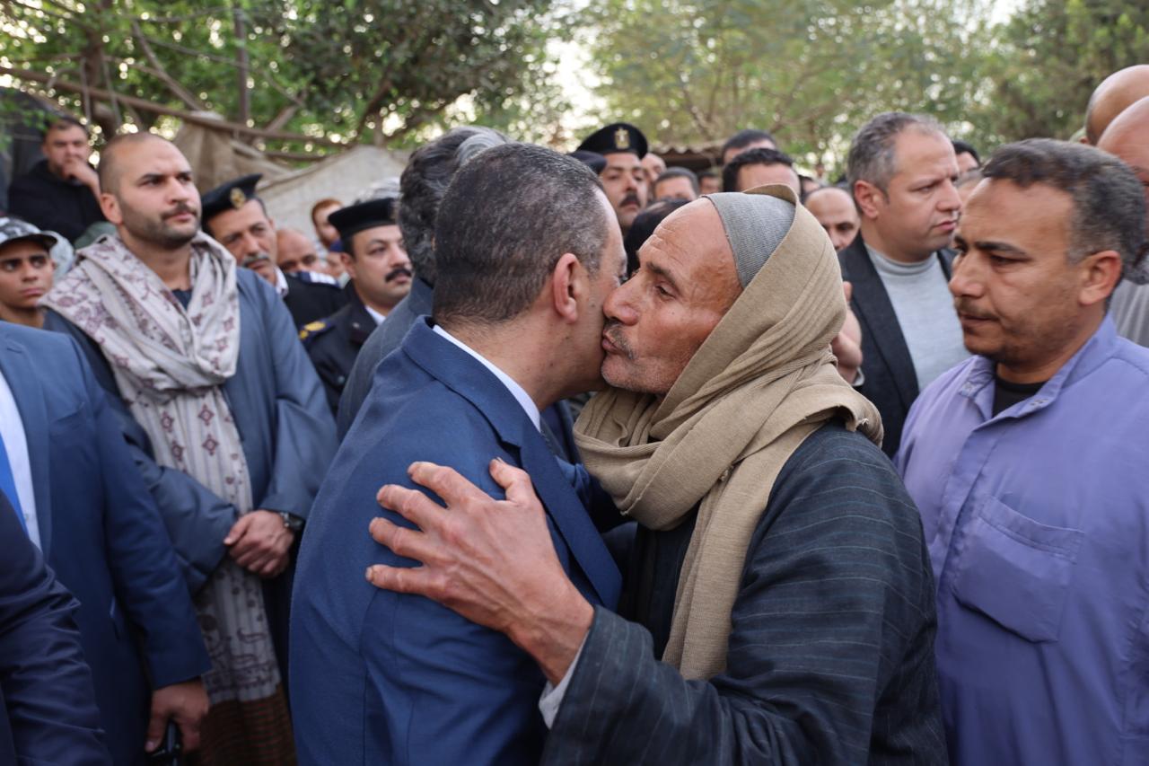 اهالي الضحايا يمتنون للمحافظ اهالي الضحايا يمتنون للمحافظ