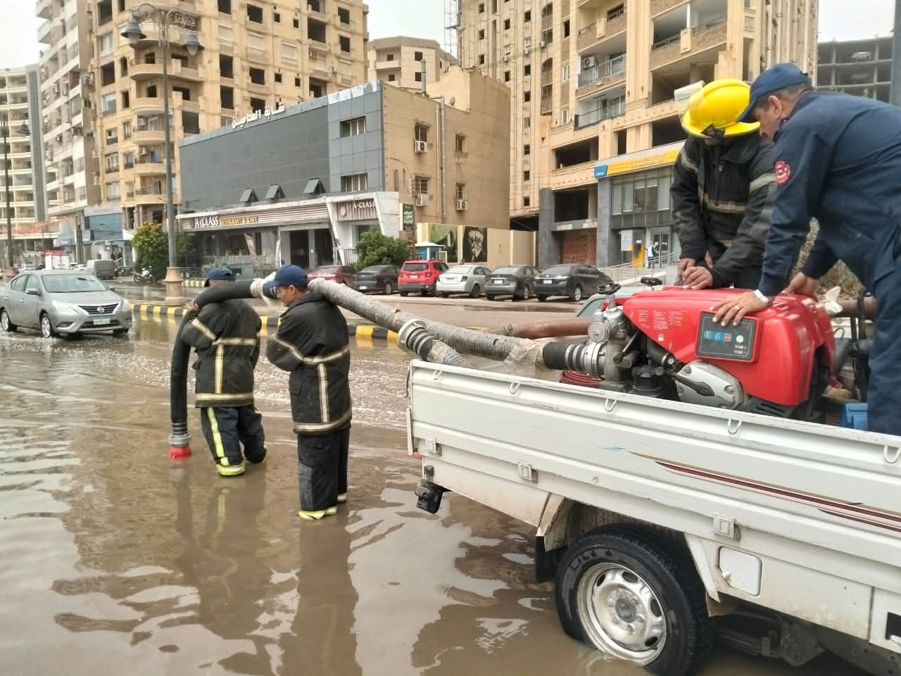 الحماية المدنية تشفط المياه 