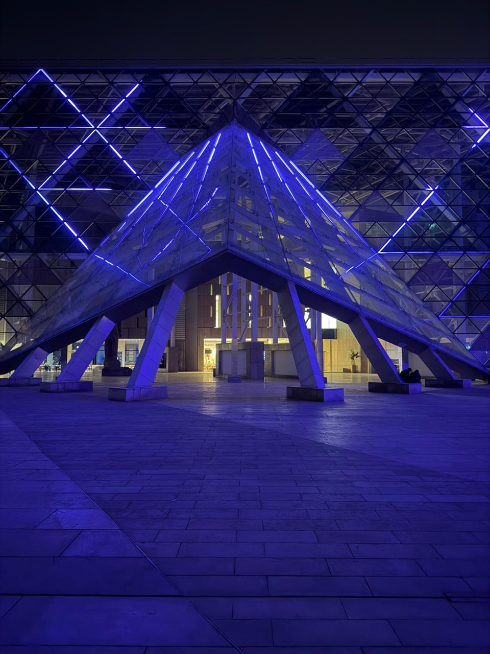 المتحف المصري الكبير يُضيء واجهته احتفالًا باليوم العالمي للتوعية بالتوحد