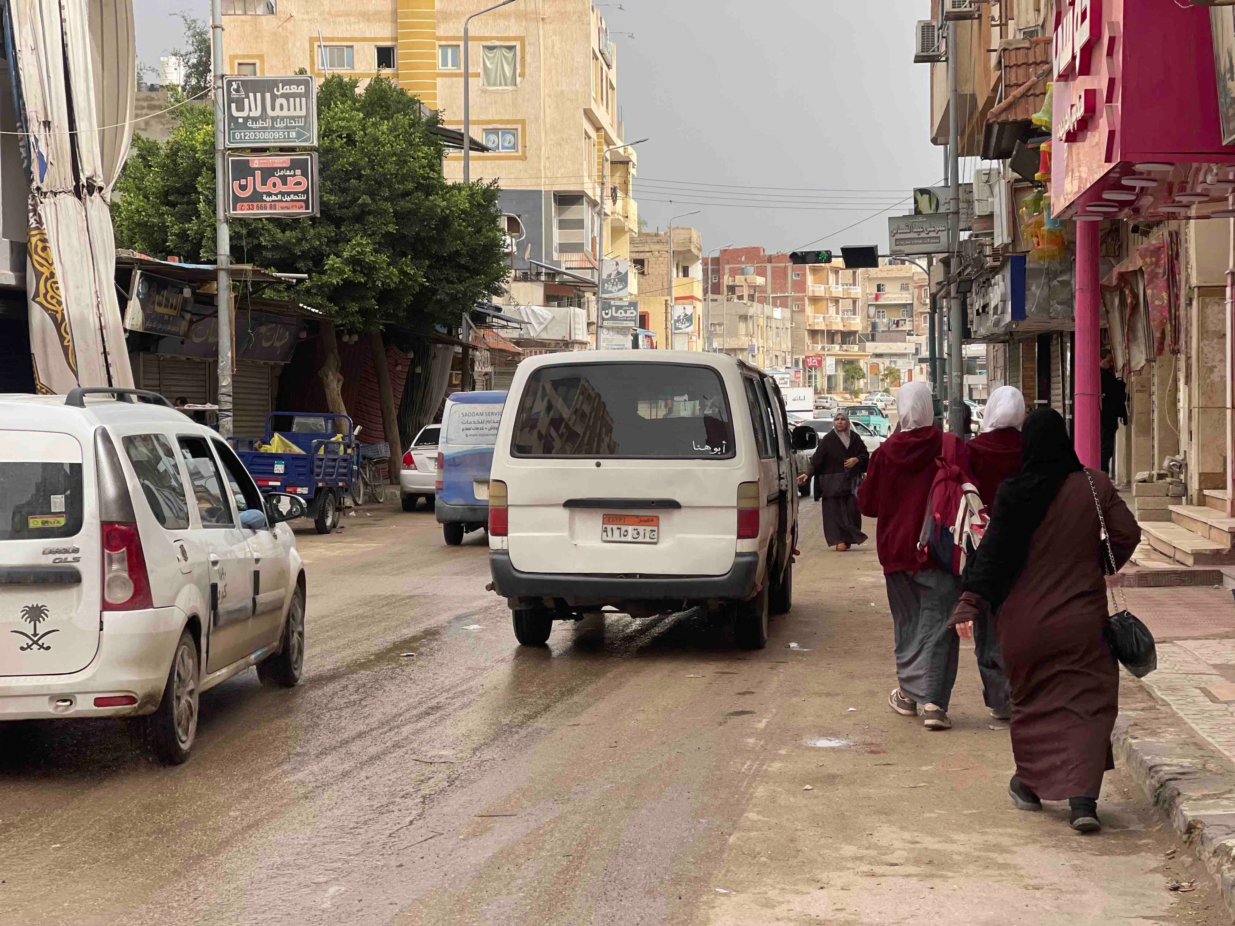 الطلاب يذهبون للمدارس صباح اليوم 