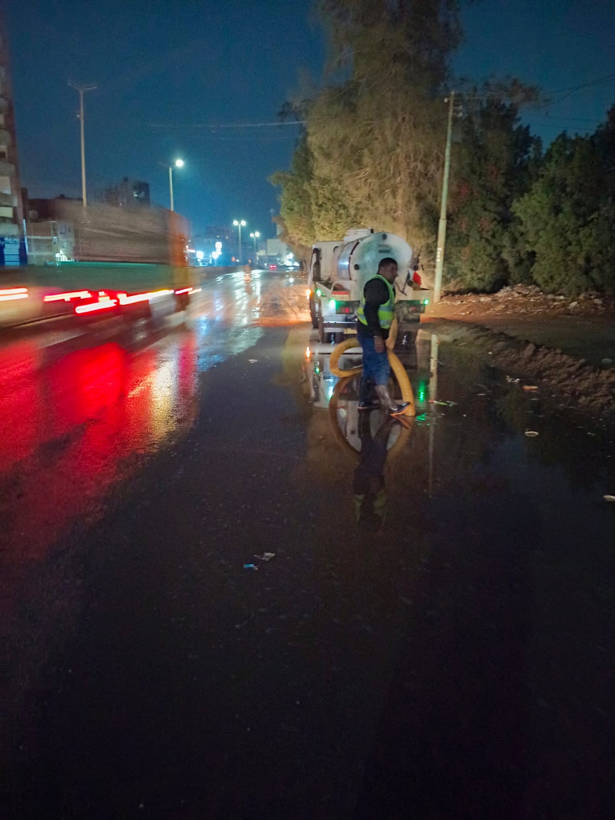 أعمال رفع تجمعات مياه الأمطار