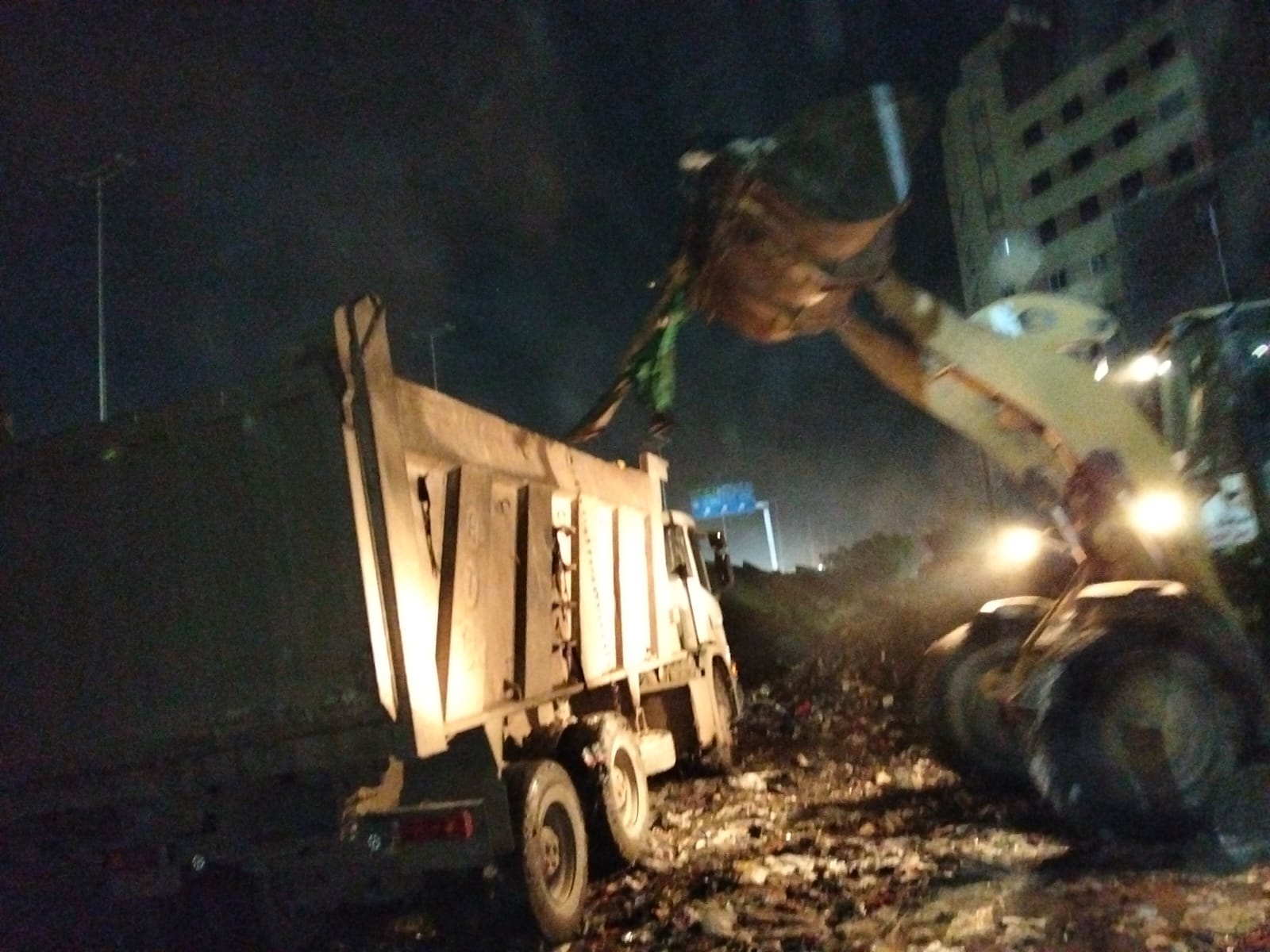 رفع نحو 800 طن من المخلفات رفع نحو 800 طن من المخلفات