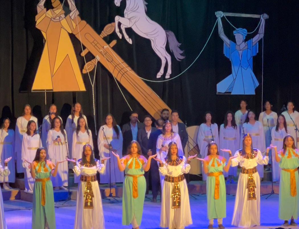 عرض فني على مسرح ثقافة قنا