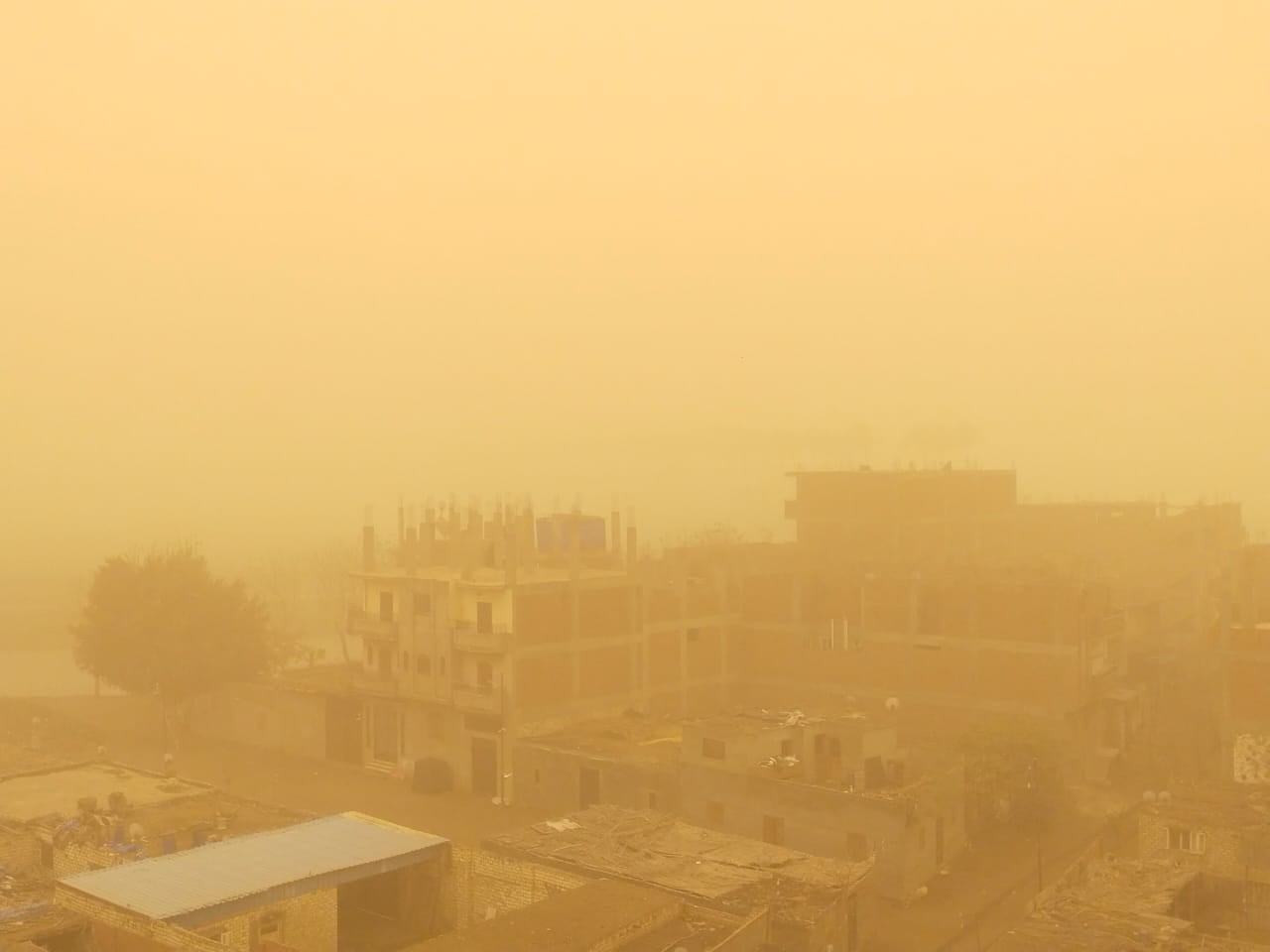 الجو بقي لونه أصفر