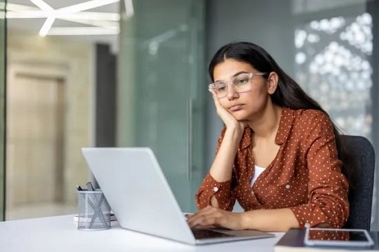 كيف يؤثر هواء المكتب على صحة البشرة؟