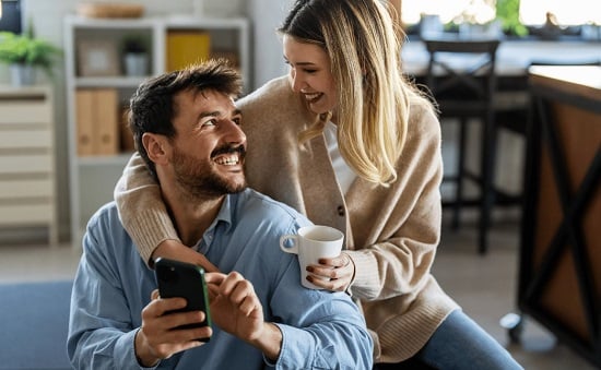 طرق خفية يظهر الرجل بها اهتمامه بالمرأة طرق خفية يظهر الرجل بها اهتمامه بالمرأة