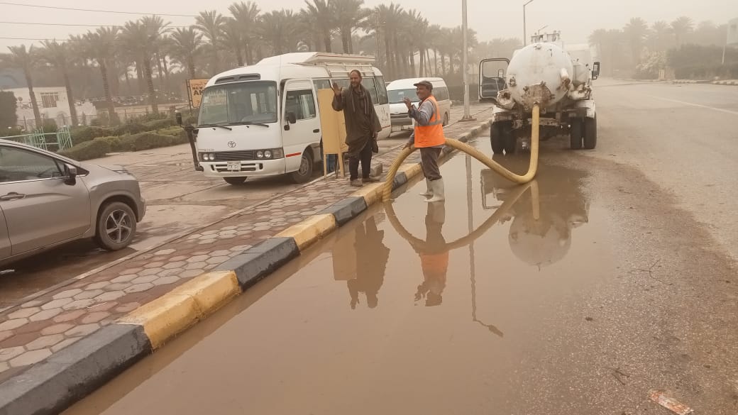استمرار أعمال شفط للمياه وسط استمرار سقوط الأمطار بالجيزة (9)