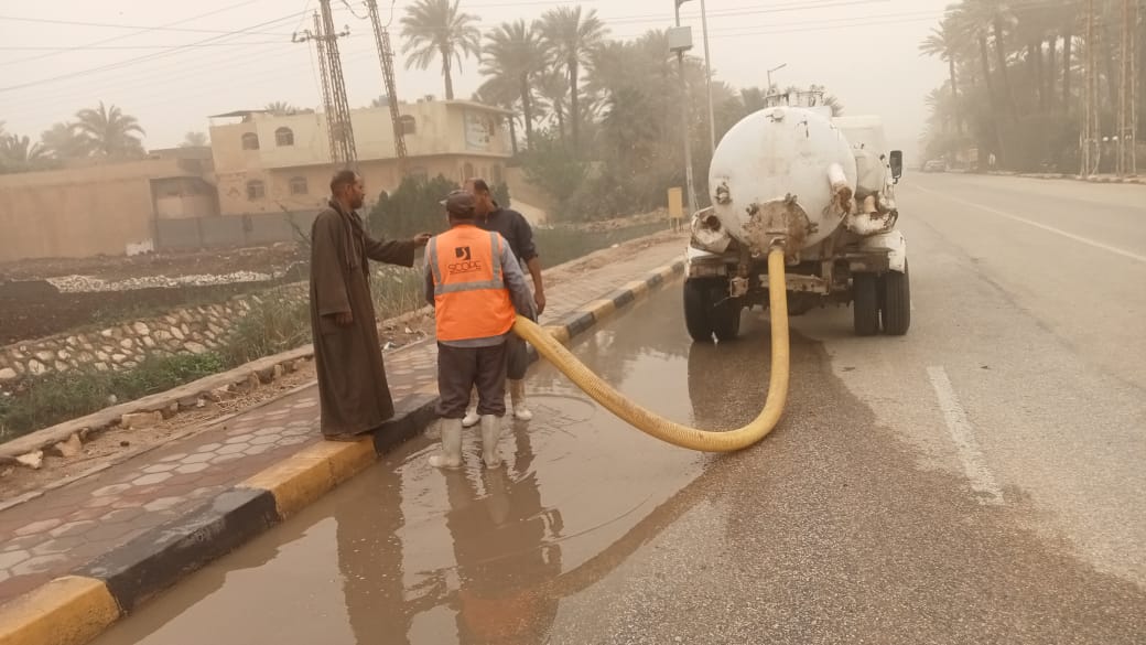 استمرار أعمال شفط للمياه وسط استمرار سقوط الأمطار بالجيزة (8)