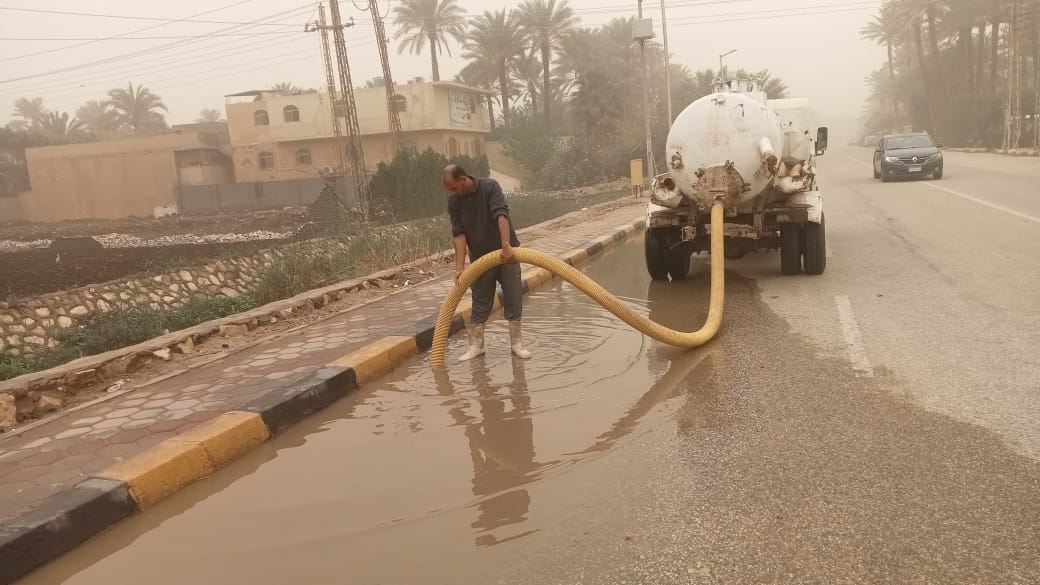 استمرار أعمال شفط للمياه وسط استمرار سقوط الأمطار بالجيزة (6)