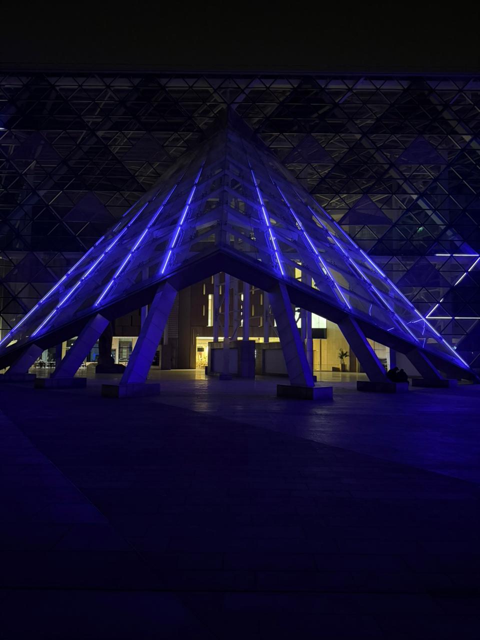 المتحف المصري الكبير يُضيء واجهته باللون الأزرق