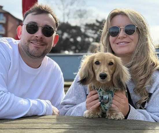 كلب ينفق على رجل وزوجته