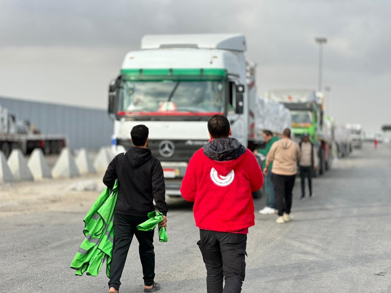 الهلال الأحمر يواصل مساعداته إلى غزة