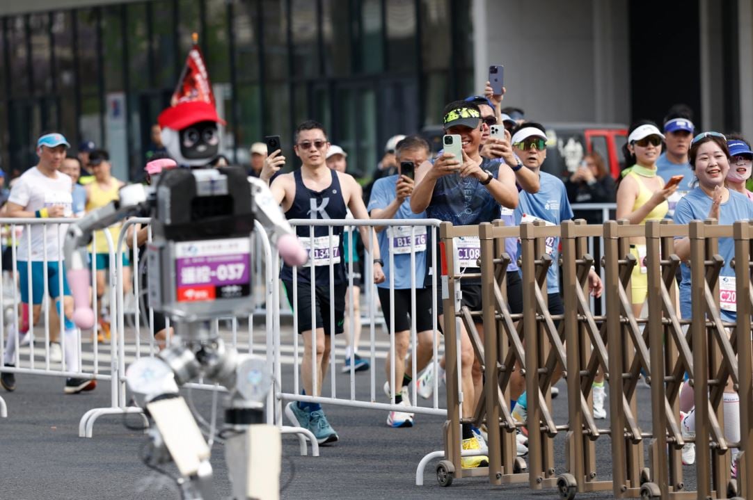 روبوت بشري يتجاوز الرقم القياسي العالمي البشري (5)