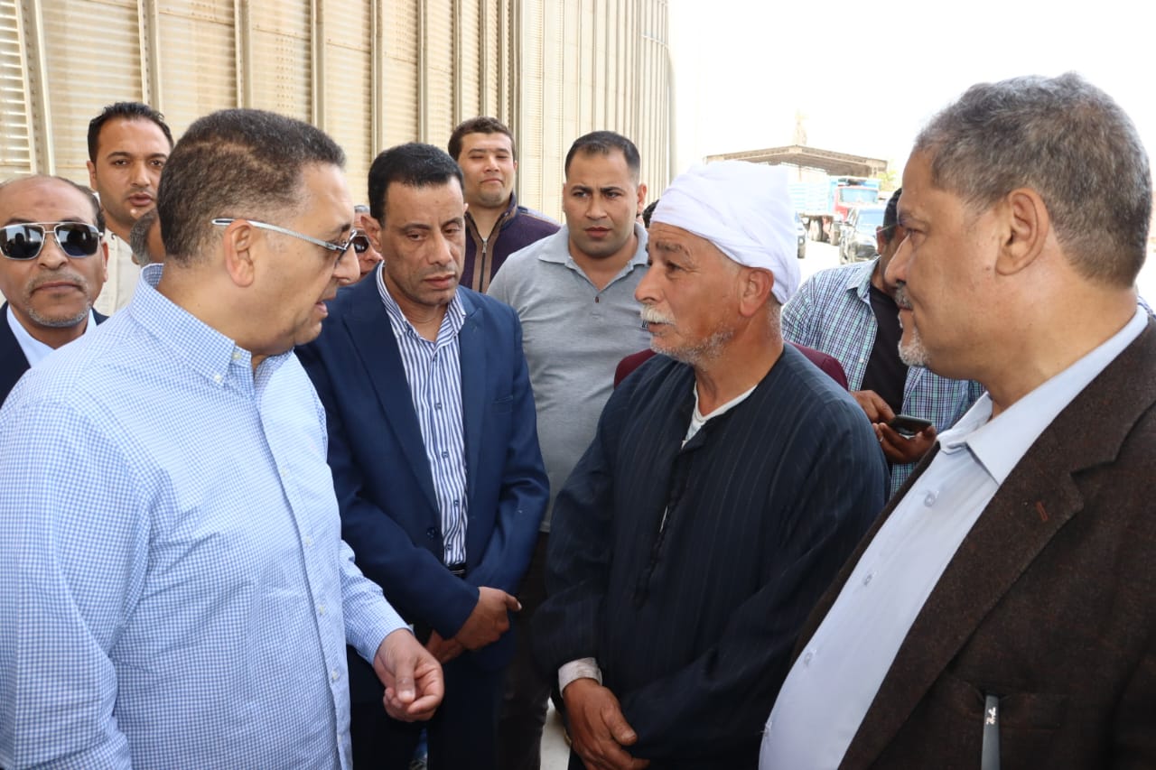 ممحافظ القليوبية مع أحد المزارعين