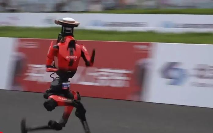 روبوت بشري يتجاوز الرقم القياسي العالمي البشري (1)