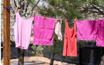 التخلص من بقع الملابس الملونة