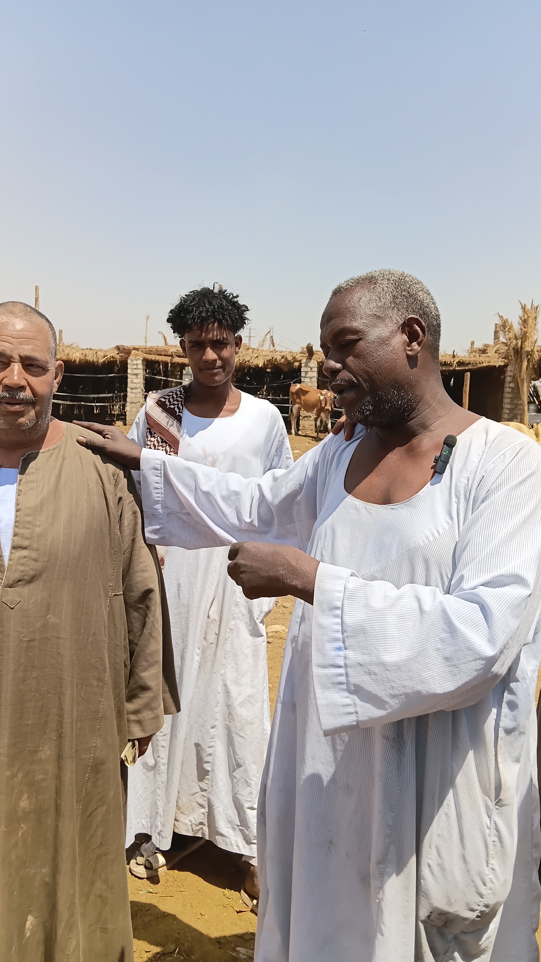 مع زملائه في السوق