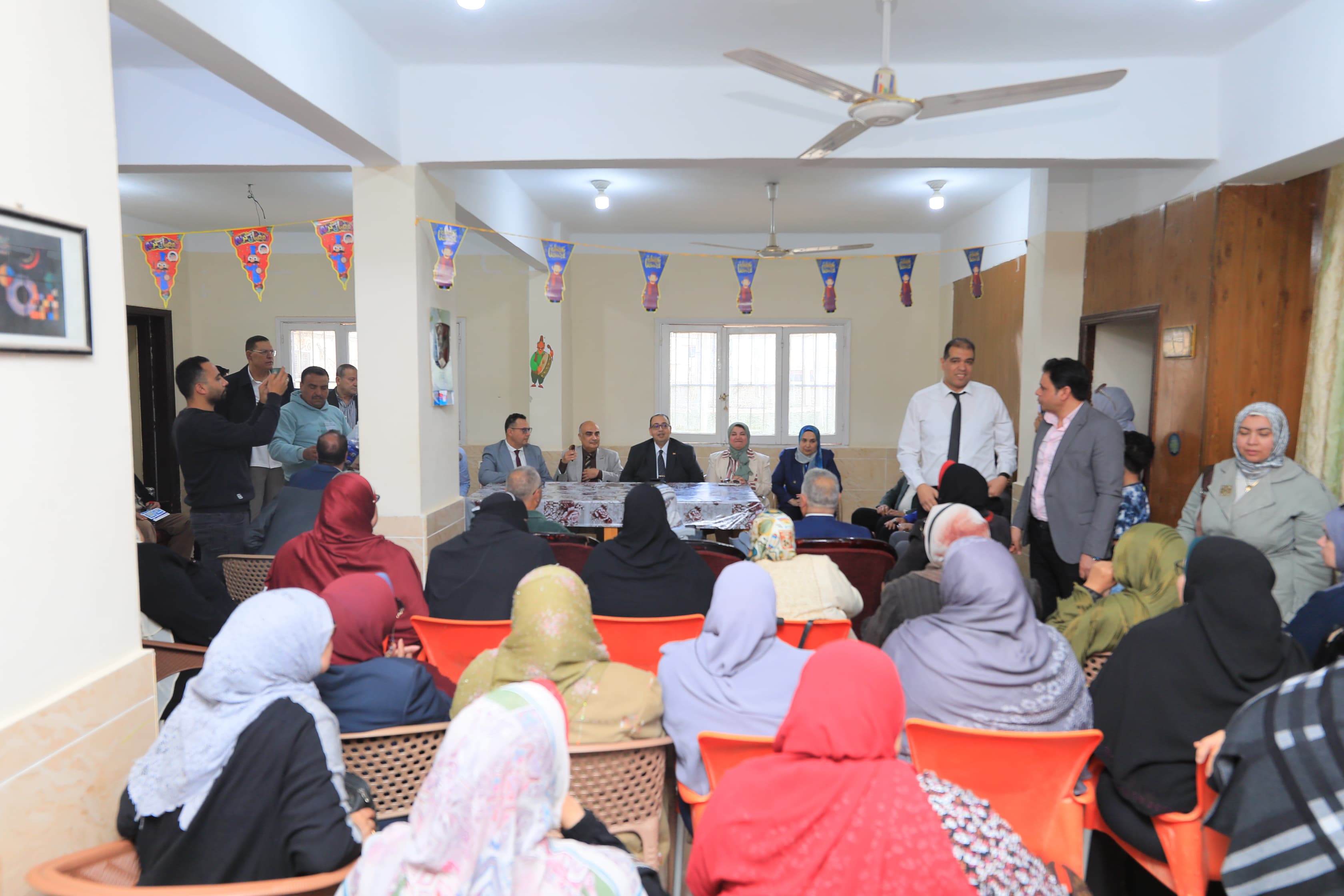 رئيس الجامعة خلال لقاءه بالمسنين