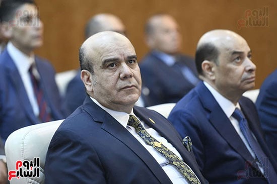 الحضور داخل القاعة