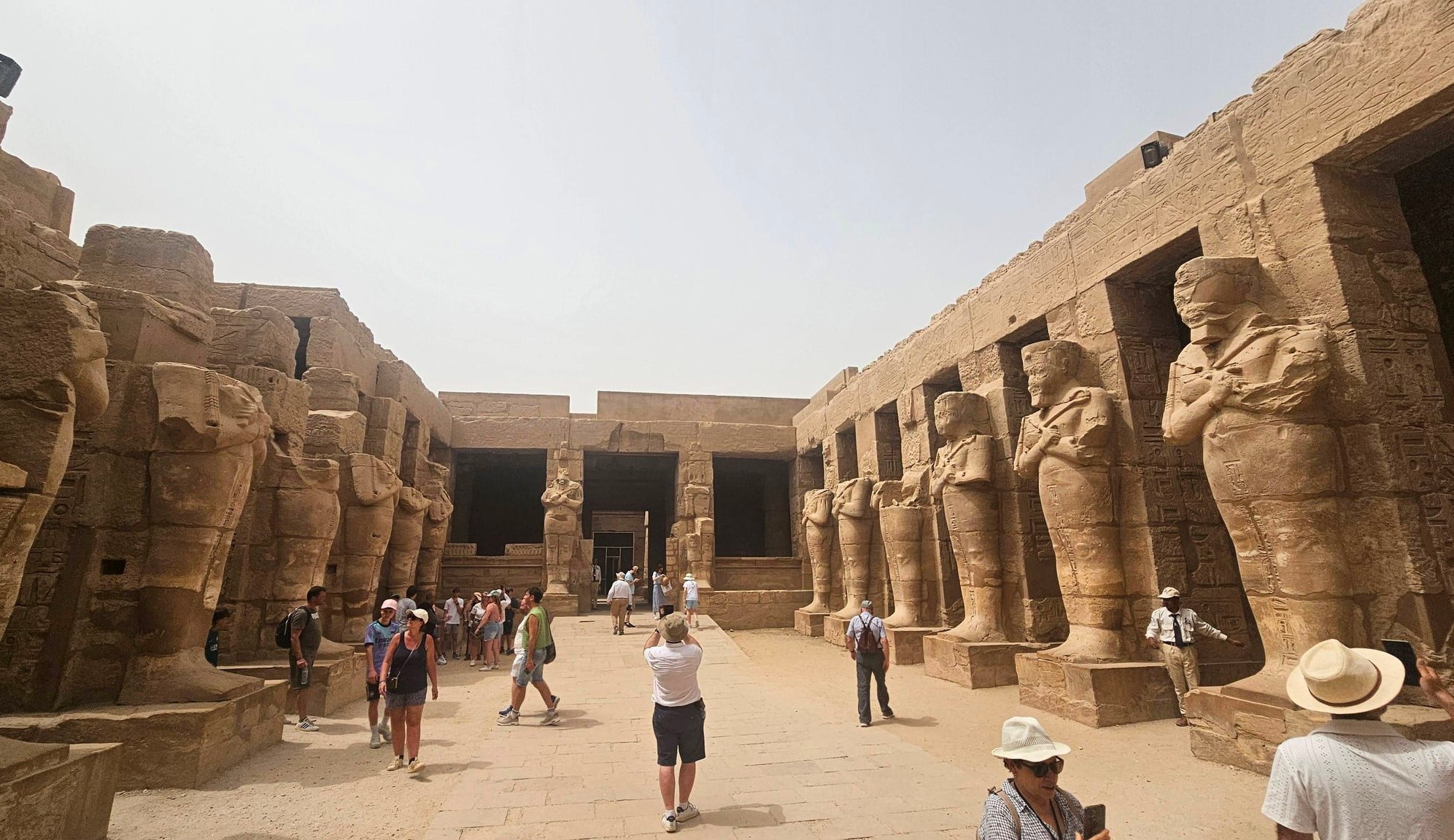 استمتاع ضيوف العالم فى قلب معابد الأقصر