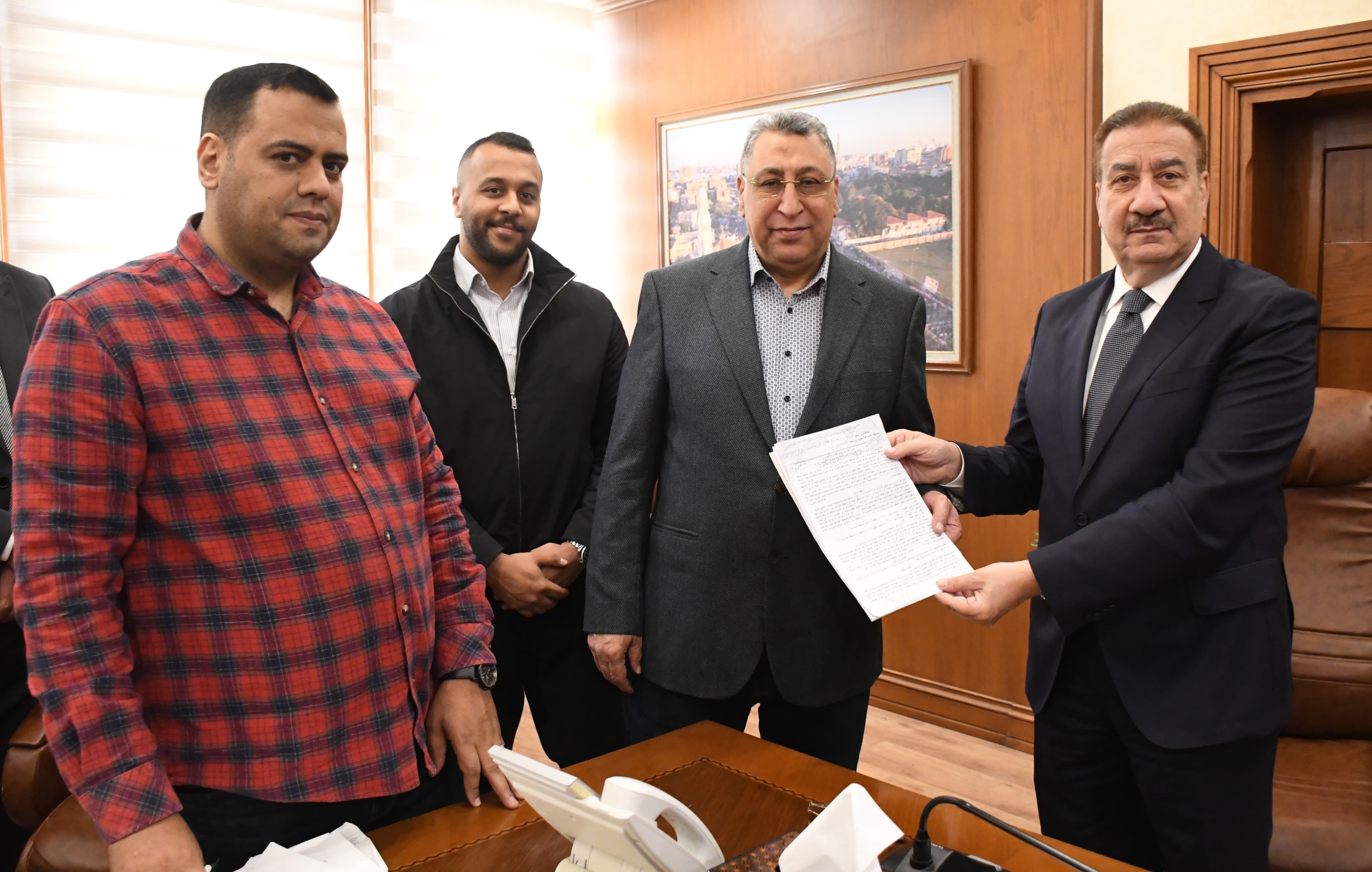 تسليم احد للعقود